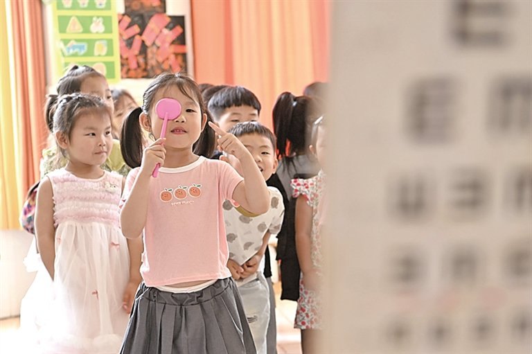 眼镜越换越厚 警惕少年儿童滑向高度近视